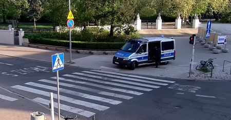 Zauważyła go operatorka monitoringu. Nie wiedział, że wszystko się nagrywa