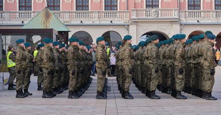 Ślubowanie kadetów klas mundurowych. Uroczystości na dziedzińcu Zamku Lubelskiego