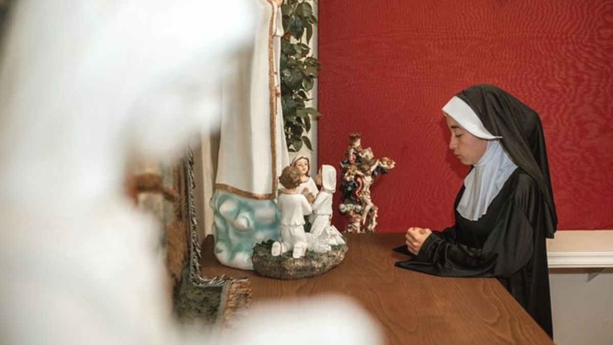 Modląca się zakonnica