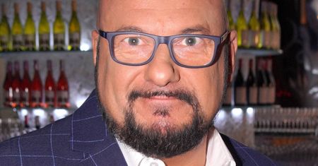 Piotr Gąsowski ma renomę nieprzeciętnego kobieciarza. Czas umilał mu "krąg OŚMIU dziewczyn"