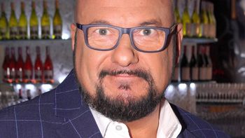 Piotr Gąsowski ma renomę nieprzeciętnego kobieciarza. Czas umilał mu "krąg OŚMIU dziewczyn"