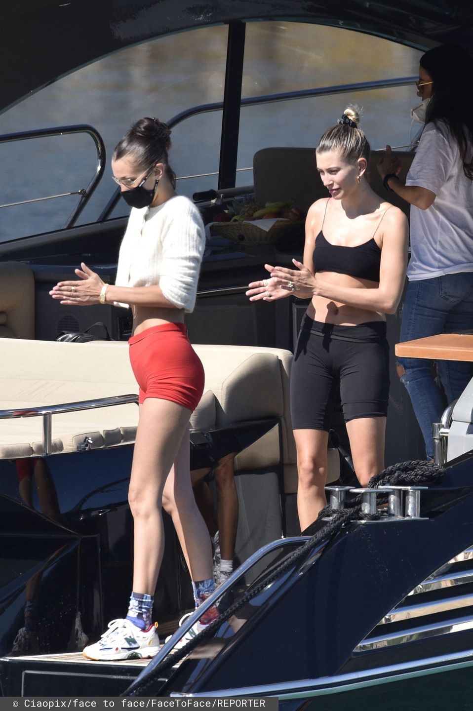 Bella Hadid i Hailey Bieber zadbały o środki ostrożności 
