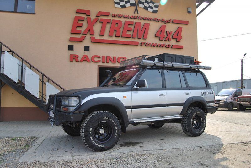 Specjaliści wiedzą, co dobre. Ta niepozorna Toyota to jedno z najlepszych i najbardziej sprawdzonych aut wyprawowych na świecie. Znakomicie przygotowana w profesjonalnym warsztacie da poczucie bezpieczeństwa i komfortu w najbardziej odległych zakątkach świata (fot. extrem4x4.pl)