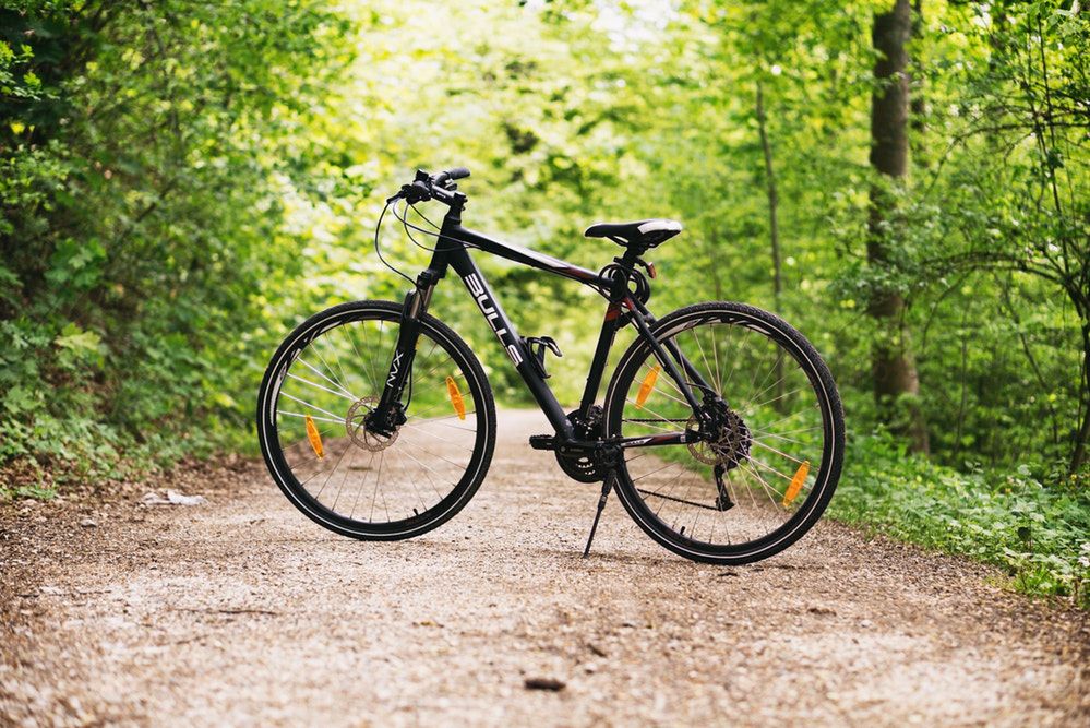 Podczas jazdy po nawierzchniach nieutwardzonych dobrze radzą sobie rowery górskie, crossowe i trekkingowe