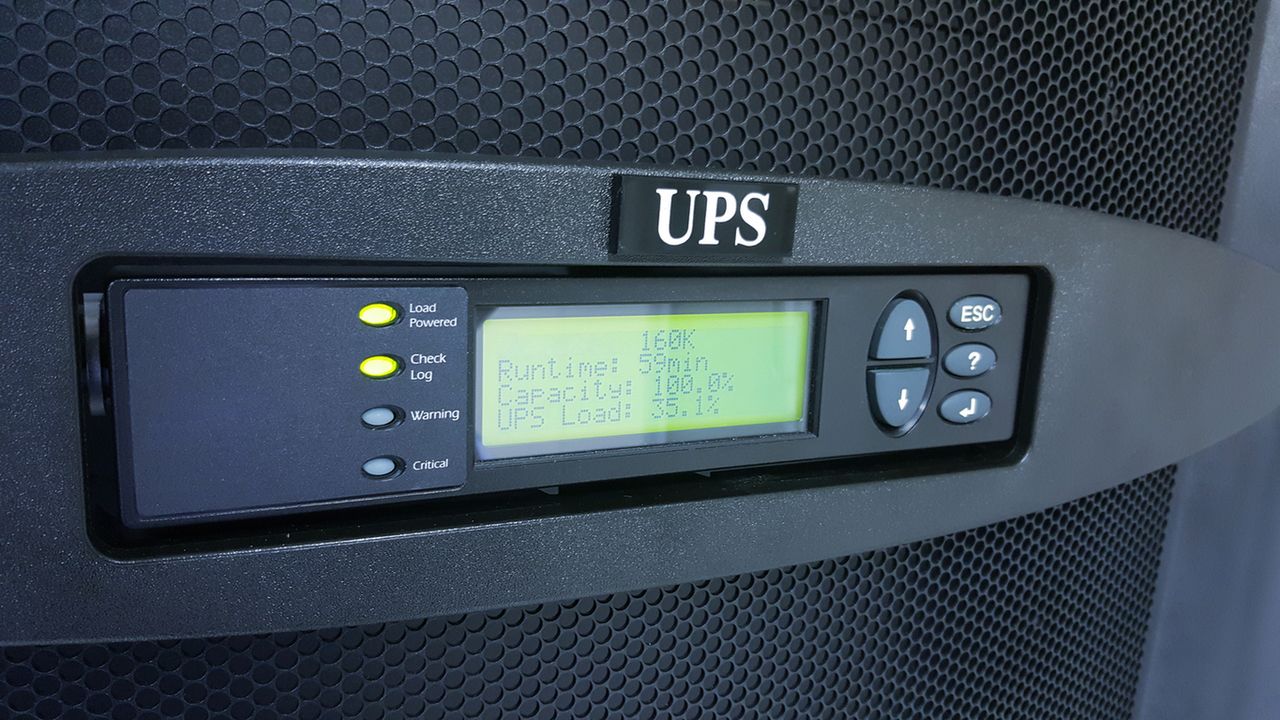 Domowe UPS-y zabezpieczają sprzęty, które są do nich podłączone, na wypadek sieciowych zakłóceń