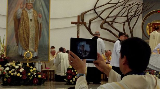 Podgrzewane konfesjonały i elektronika zamiast kościelnych. Księża to gadżeciarze? 1