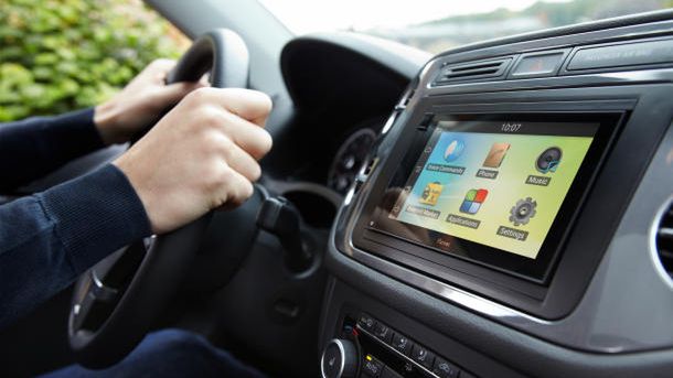 Trzy zestawy głośnomówiące Parrot z Androidem 1