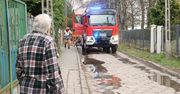 Łódź: Pożar altany na Chojnach. Ogień przeniósł się na sąsiedni dom. Na miejscu jest kilka zastępów straży pożarnej