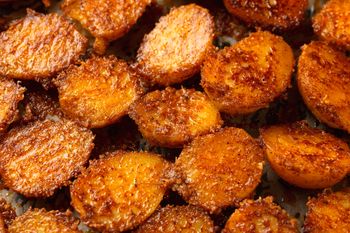 Podgotowane ziemniaki panieruję i zapiekam. Chrupią aż miło, więc szybko znikają z talerza