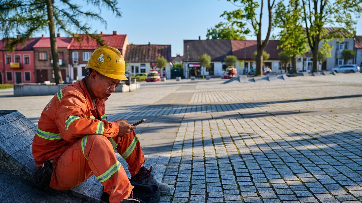 Chi?scy pracownicy w Ma?ogoszczy
12.08.2023 Malogoszcz miejscowosc w wojewodztwie  Swietokrzyskim chinscy pracownicy rozbudowujacy Cementownie francuskiego koncernu Lafarge Nz pracownicy chinscy po pracy
Miroslaw Stelmach/ REPORTER
Miroslaw Stelmach/REPORTER