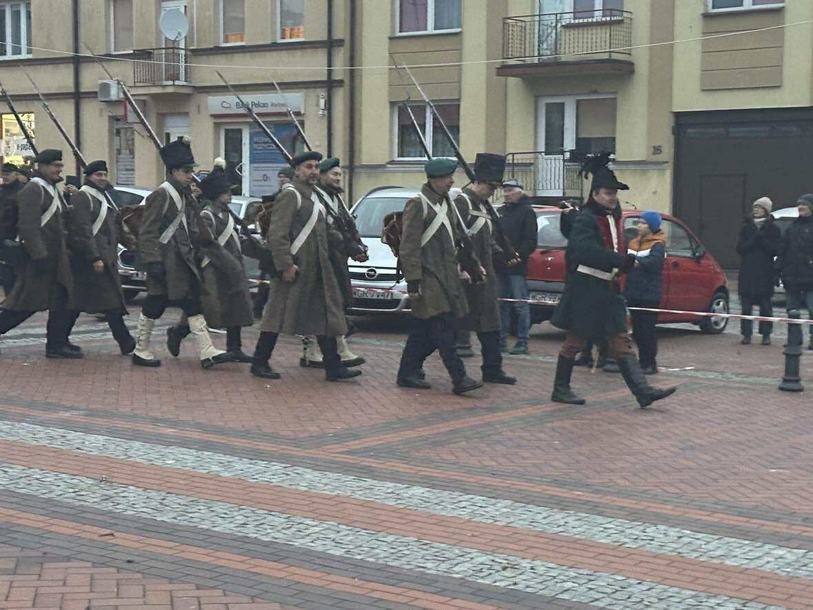 Rekonstruktorzy przemaszerowali przez warecki rynek.