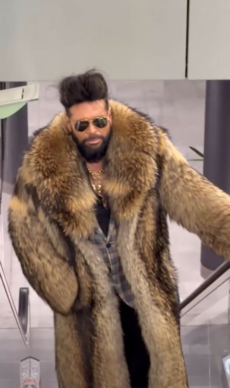 Krzysztof Rutkowski w futrze