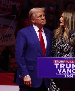 Nagle pojawiła się na scenie. Niecodzienny widok na wiecu Trumpa