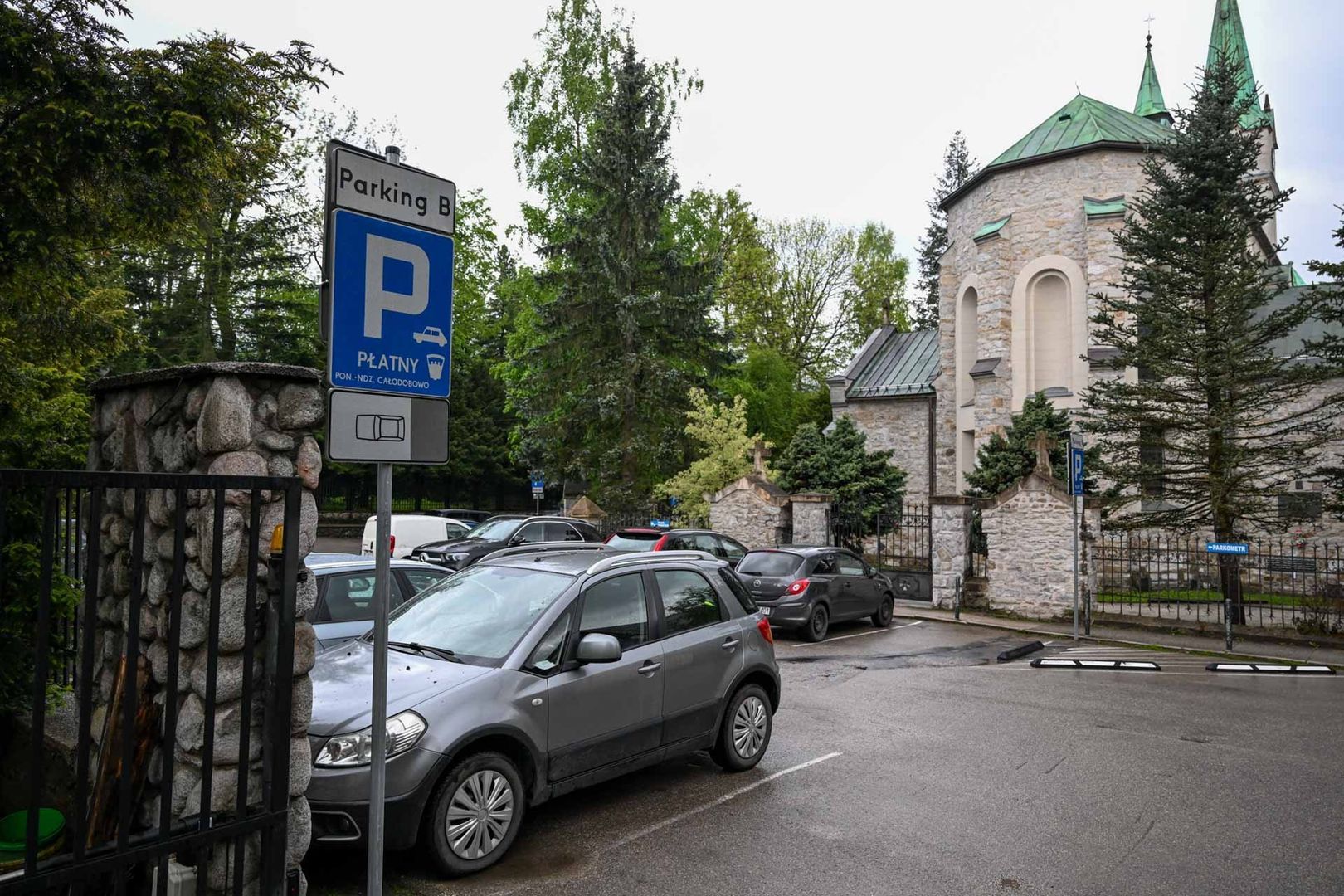Księża ustawili własne znaki i parkometr - parking przy Sanktuarium Najświętszej Rodziny w Zakopanem i zamknięta droga.