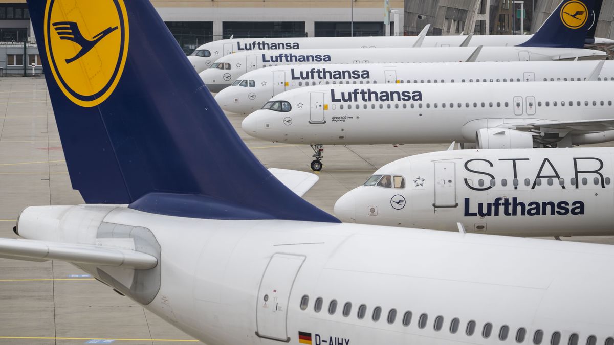 FRANKFURT AM MAIN, GERMANY - MARCH 07: Lufthansa aircraft parked in front of a technical hangar at Frankfurt Airport during nationwide strike of Lufthansa ground employees on March 7, 2024 in Frankfurt, Germany. Germany is facing a simultaneous strike by railway workers of the GDL labour union, ground personnel of Lufthansa airlines and airport security personnel at Frankfurt and Hamburg airports that is scheduled to last until tomorrow midday. (Photo by Thomas Lohnes/Getty Images)