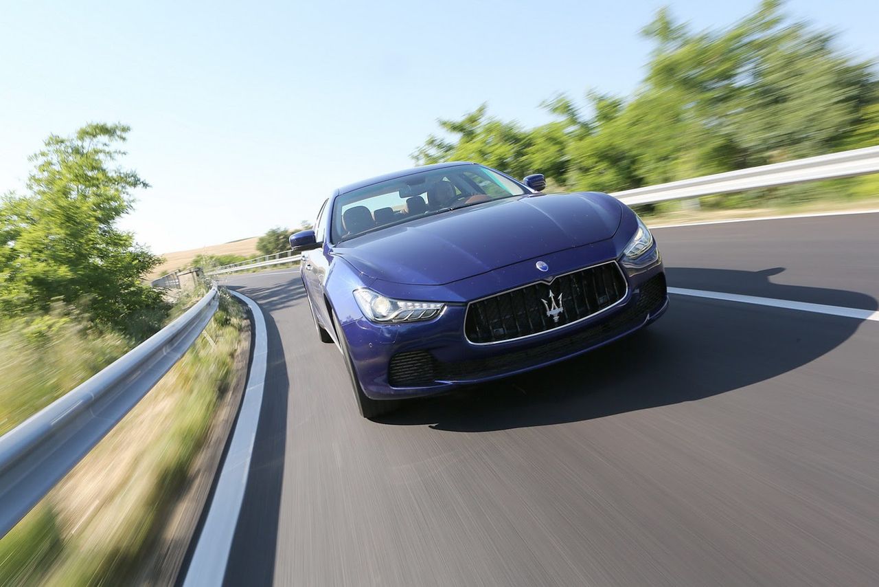 2014-Maserati-Ghibli-147[2]