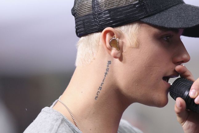Justin Bieber ma tatuaż za uchem symbolizującym cierpliwość