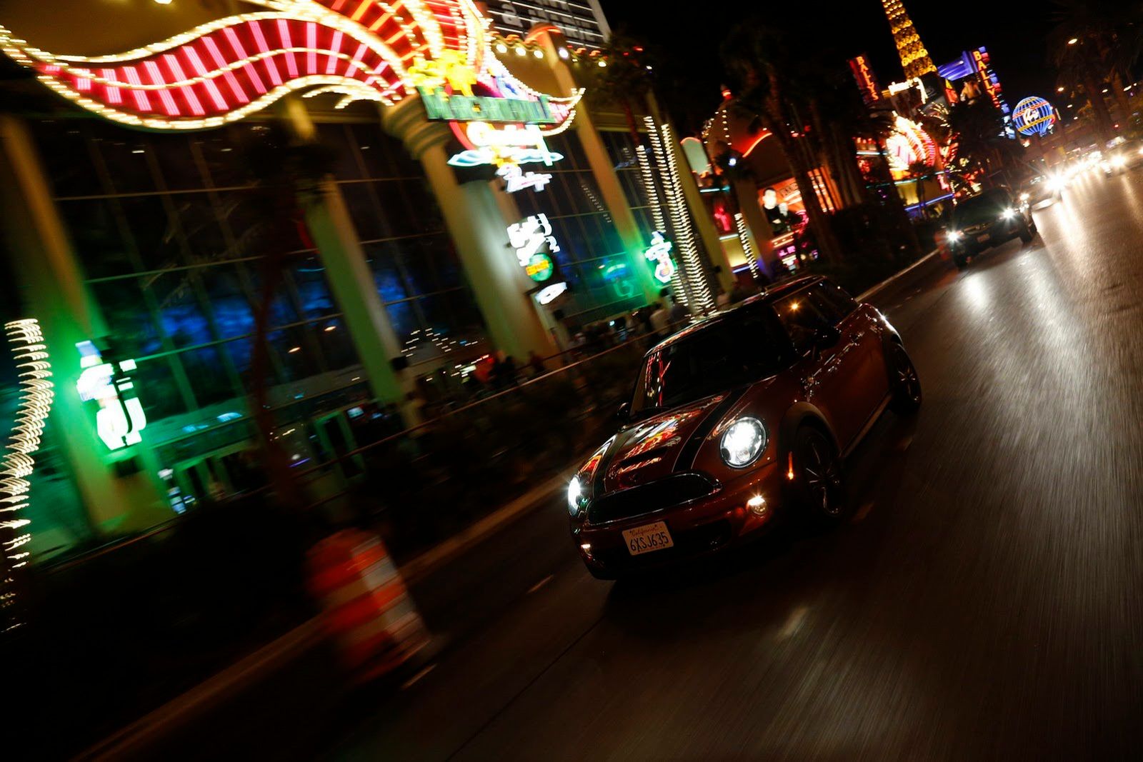 Galeria Mini jako celebracja sprzedaży półmilionowego egzemplarza w USA 225