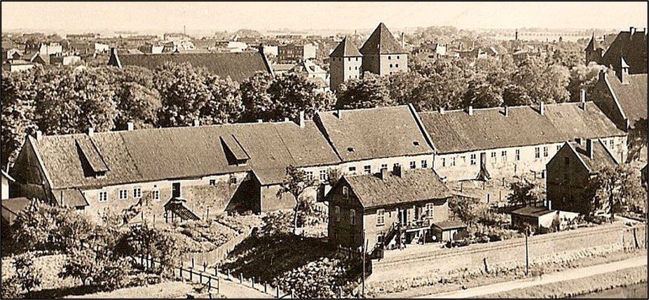Archiwalna fotografia przedzamcza (Fot. Muzeum Zamkowe w Malborku)