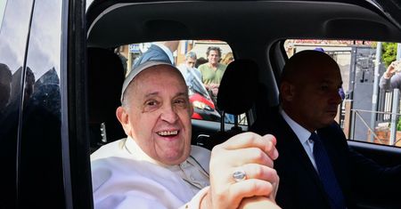 Papież Franciszek opuścił szpital. W sieci krąży przejmujące zdjęcie