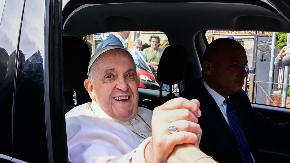Papież Franciszek opuścił szpital. Wraca do Watykanu