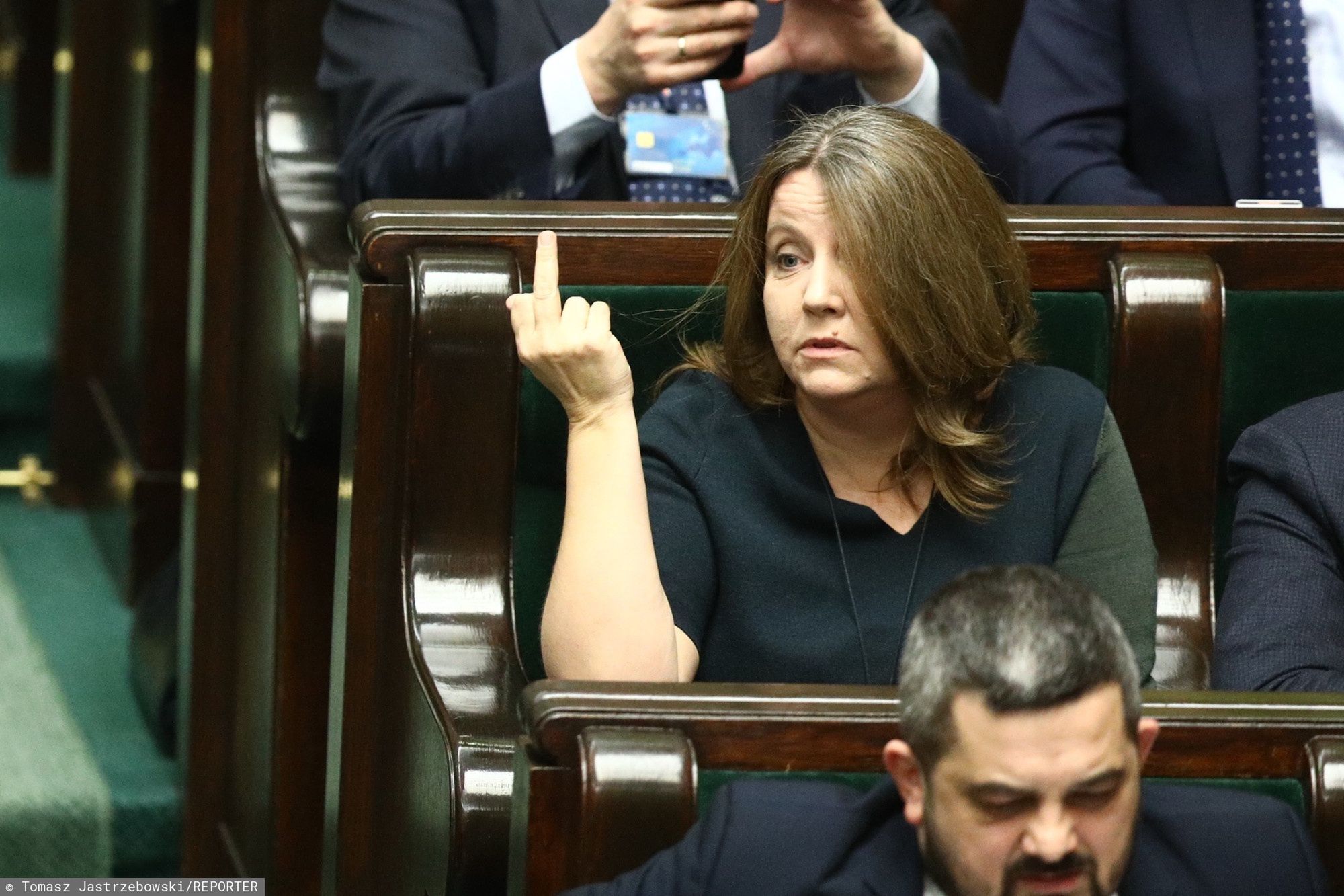 Posłanka Lichocka z PiS miała dostać naganę za ten gest. Posłanka tłumaczy, że zdjęcia zostały zmanipulowane