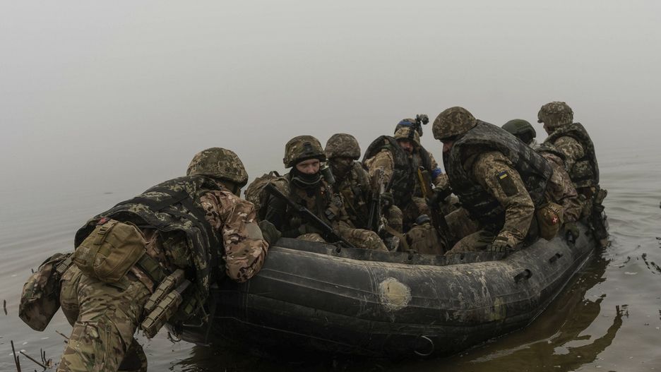 Ukraińscy żołnierze piechoty morskiej nad Dnieprem
