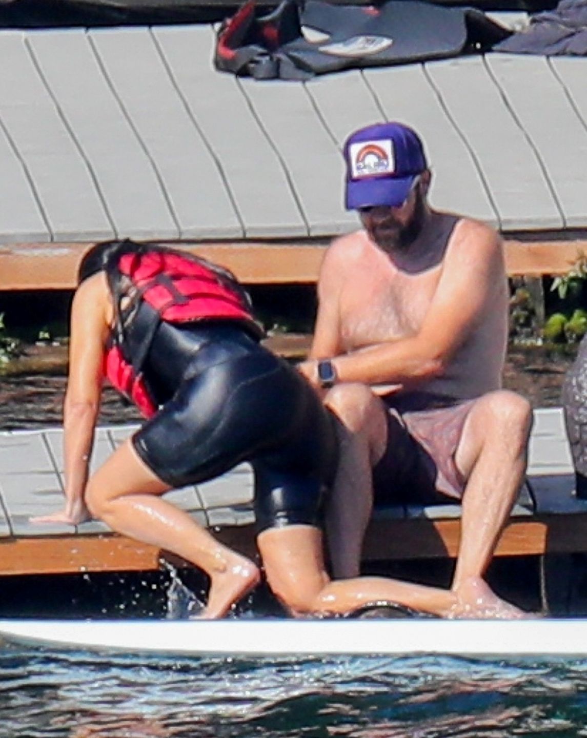 Kim Kardashian szaleje nad jeziorem na desce elektrycznej