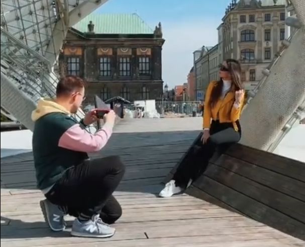 Twórcy nagrania pokazują cenne triki w kwestii robienia zdjęć 