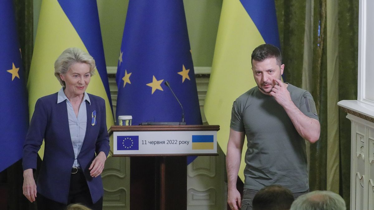 President of EU Commission Ursula von der Leyen (L) and Ukrainian President Volodymyr Zelensky (R) brief the press following their meeting in Kyiv, Ukraine, 11 June 2022. Ursula von der Leyen arrived in Kyiv for a working visit to meet with top officials and express their support for Ukraine amid the Russian invasion. EPA/SERGEY DOLZHENKO Dostawca: PAP/EPA.