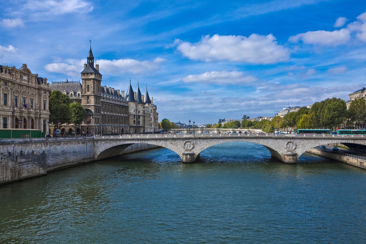 O włos od zamachu. Trzy islamistki wpadły w Paryżu