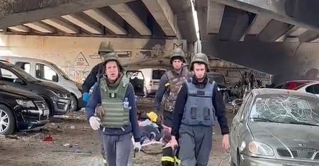 Tylko tak uciekną przed okropnościami wojny. Poruszające nagranie