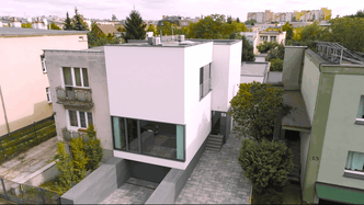 Poznań: Metamorfoza kostki z czasów PRL. Oto jak bliźniak zmienił się po remoncie