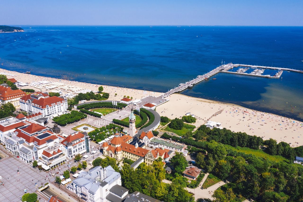 Sopot. Na plaży pojawiła się rura, która jest oblegana przez turystów