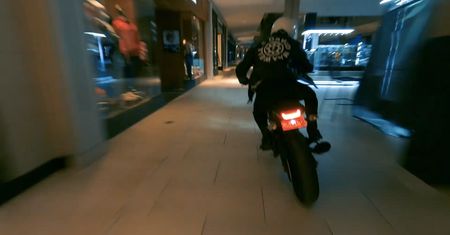 Motocykl i dron w centrum handlowym. Zobacz, jak nagrali niesamowitą reklamę