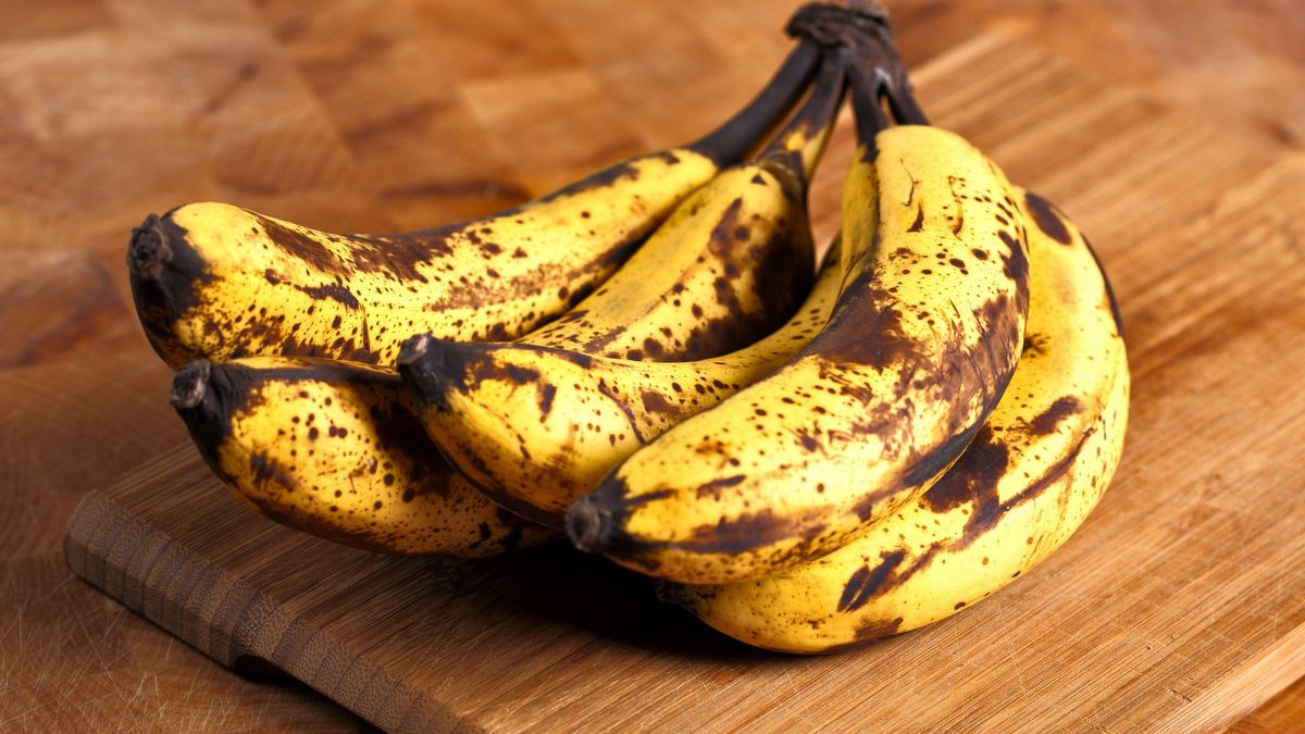 Banany leżą na blacie