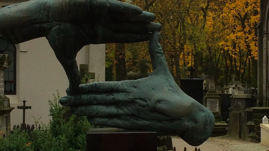 Stare Powązki to miejsce - muzeum. Teraz będzie można je zwiedzać, korzystając z aplikacji w telefonie, która poprowadzi po wszystkich wyjątkowych punktach cmentarza. Wiele tu takich ciekawych miejsc, jak grób reżysera Krzysztofa Kieślowskiego. Pomnik przypomina jeden z jego filmów, "Amator" z rolą Jerzego Stuhra (Barbara Kwiatkowska)