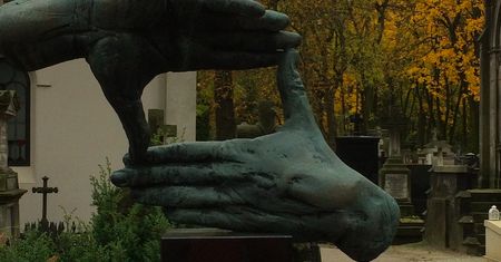Aplikacja na 1 listopada. Poprowadzi po Starych Powązkach