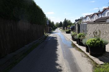 Rzeszów: Na ul. Rodzinnej woda zamiast rowem, płynie drogą