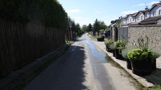 Rzeszów: Na ul. Rodzinnej woda zamiast rowem, płynie drogą