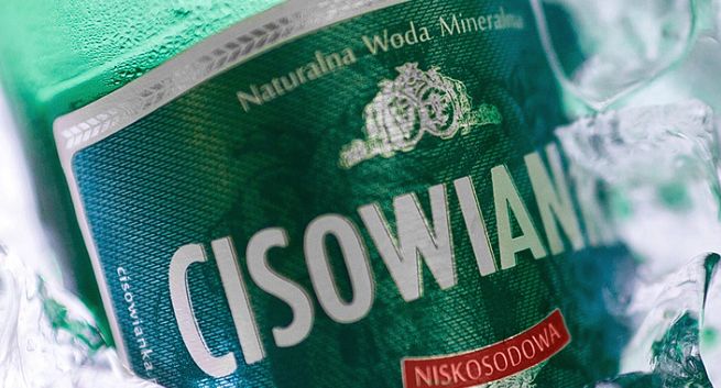 Producent Cisowianki odcina się od żądania przez Warsaw Media House usunięcia tekstów o apelu Razem. „Kończymy z nią współpracę”