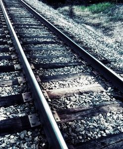 Gniezno. Pijany 37-latek przeżył zderzenie z pociągiem