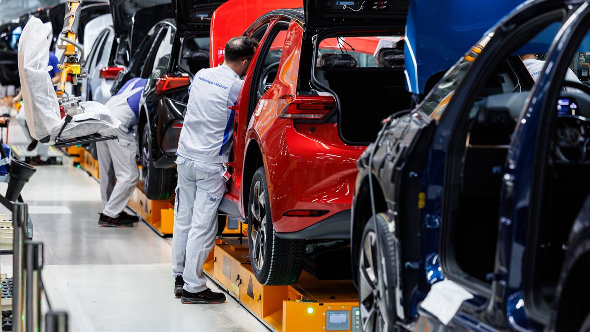 ZWICKAU, GERMANY - OCTOBER 13: Workers assemble an Volkswagen's ID.3 electric car on a production line at the Volkswagen electric car factory on October 13, 2025 in Zwickau, Germany. Volkswagen has succeeded in ramping up its electric car sales in Europe by over 75% compared to one year ago. (Photo by Jens Schlueter/Getty Images)