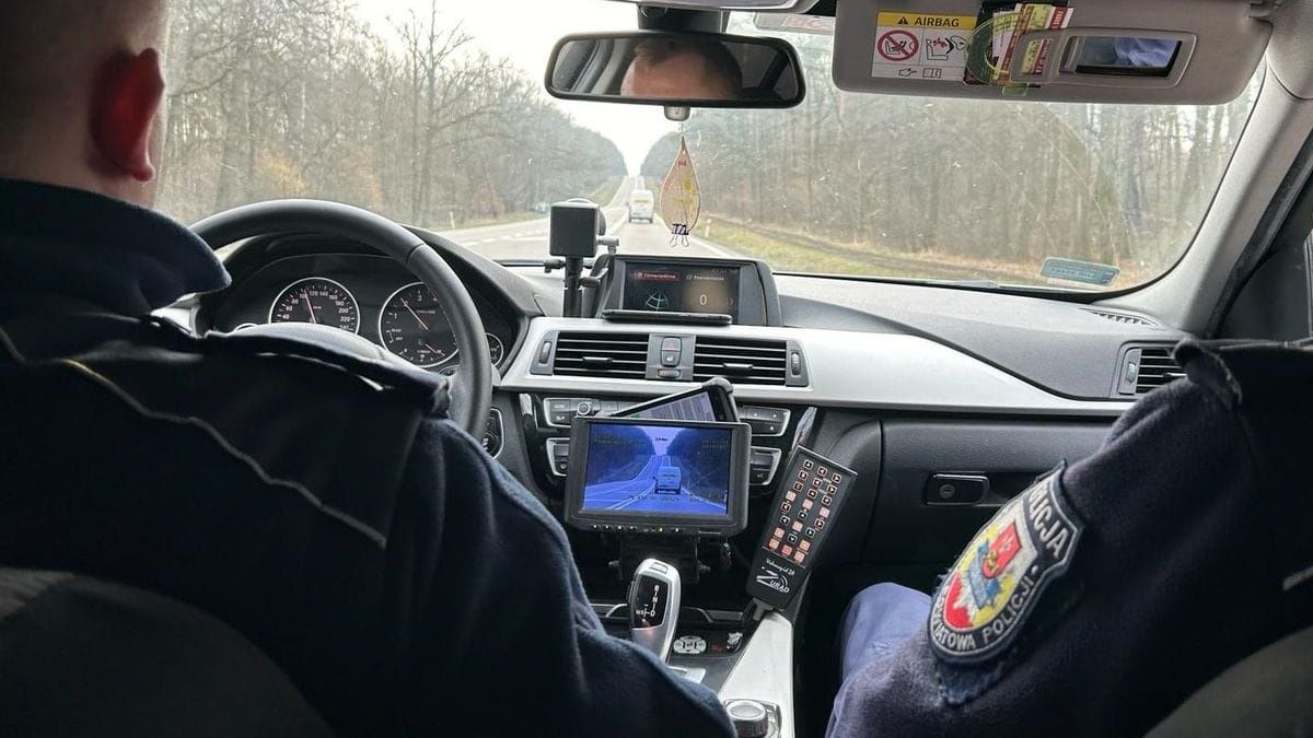 Policjanci w nieoznakowanym radiowozie BMW
