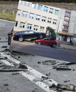 Nietypowy widok w Gdyni. Wyrwał drzewo i staranował auto, bo pomylił biegi