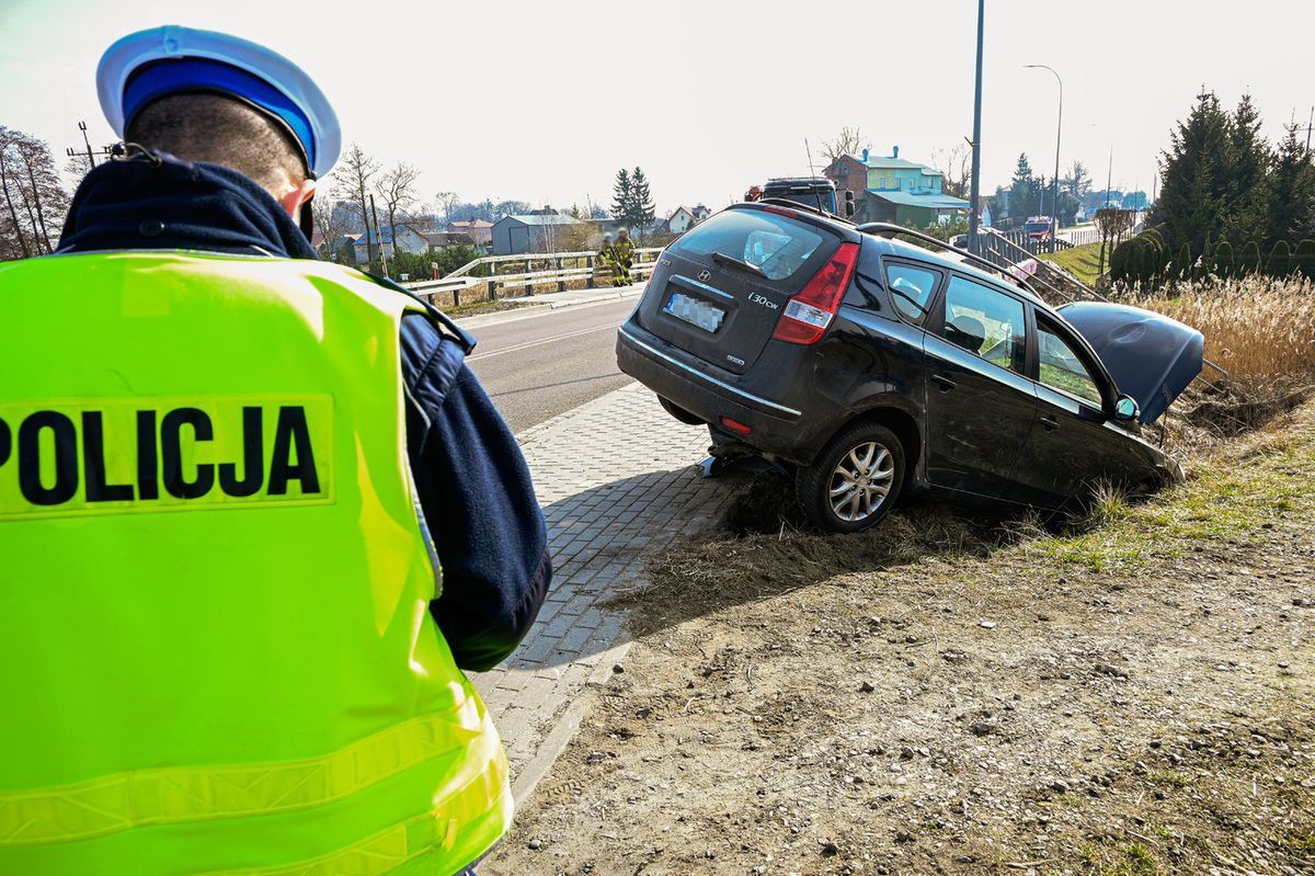 Pijany kierowca uderzył w bariery. Uciekający pasażer wyrzucił mefedron i wiatrówkę