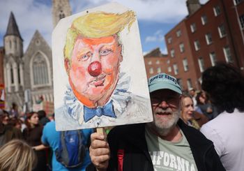 Szydzili z Trumpa na ulicach. Protesty po przyjeździe Amerykanina