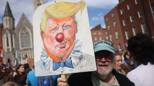 Szydzili z Trumpa na ulicach. Protesty po przyjeździe Amerykanina