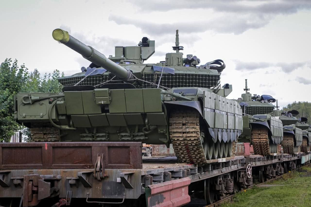 Panzer T-90M während des Bahntransports