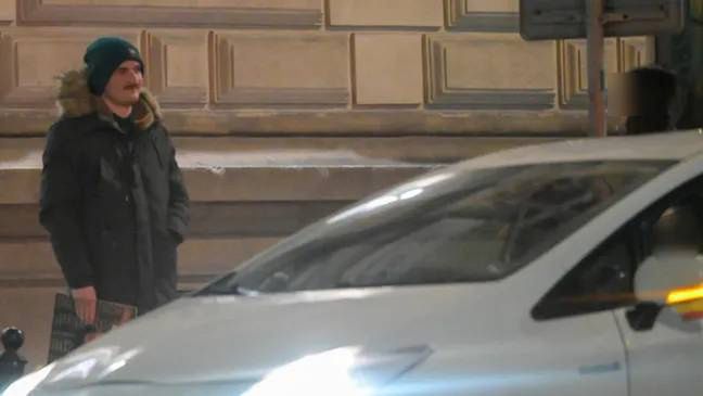 Dawid Podsiadło odprowadza znajomą do taksówki